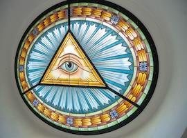 V Kunratickém Křišťálovém chrámu září nová vitráž Božího oka