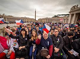 Čeští poutníci na audienci u svatého otce na Svatopetrském náměstí