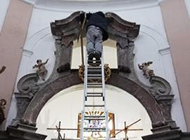 V kostele na Levíně byl obnoven oltářní kříž