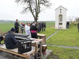 Žehnání kaple a pamětní desky zahynulých pilotů v Hrádku u Rané