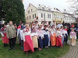 Vystoupení souborů z biskupského gymnázia na velikonočním jarmarku v Krupce