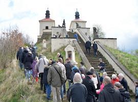 Křížová cesta s litoměřickým biskupem pro rodiny s dětmi na Ostrém u Úštěku